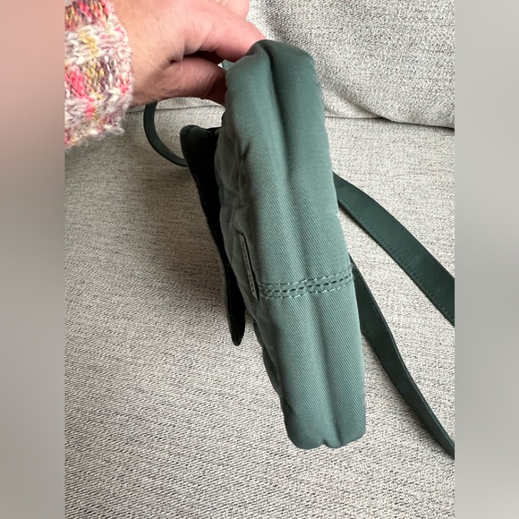 EUC Vera Bradley Crossbody in Olive Leaf Performance Twill - Picture 6 of 6
